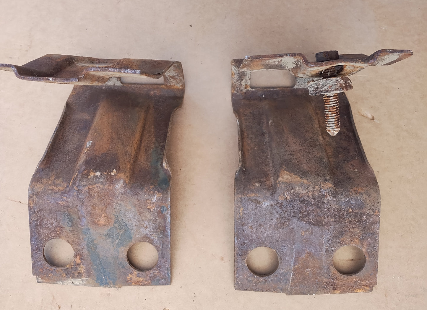 1971 Chevrolet Malibu rear brackets pair