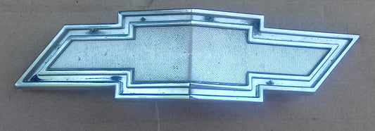 1972 Chevrolet Impala peak emblem front